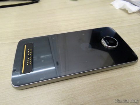 Moto Z Play, após aplicação da película traseira e da câmera
