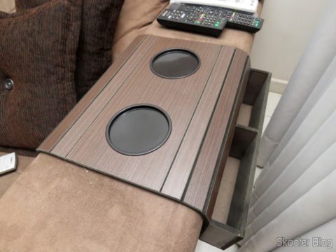 Esteira-Bandeja Flexível Para Braço de Sofá com Caixote para Controles Remotos