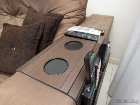 Esteira-Bandeja Flexível Para Braço de Sofá com Caixote para Controles Remotos