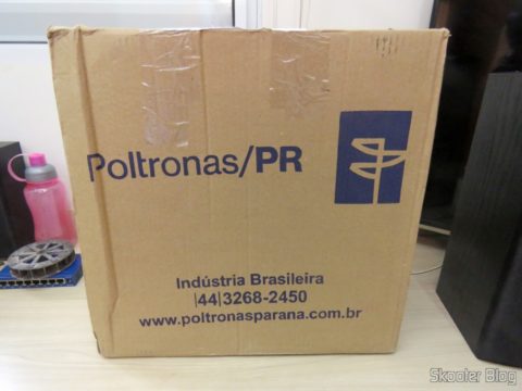 Apoio de Pés Regulável Em Poliestileno Preto Poltronas Paraná, em sua embalagem