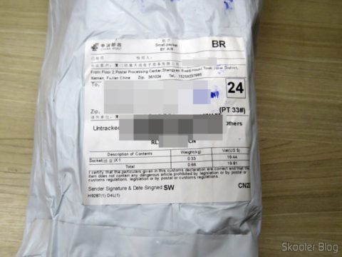 Pacote com o Filtro de Linha com 6 Tomadas Universais, 2 USB, e Interruptores Individuais
