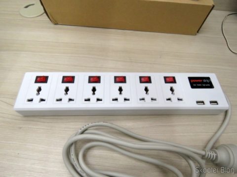 Filtro de Linha com 6 Tomadas Universais, 2 USB, e Interruptores Individuais
