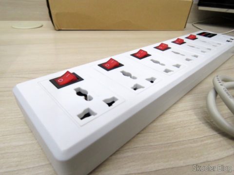 Filtro de Linha com 6 Tomadas Universais, 2 USB, e Interruptores Individuais