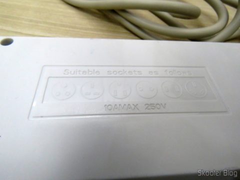 Parte traseira do Filtro de Linha com 6 Tomadas Universais, 2 USB, e Interruptores Individuais