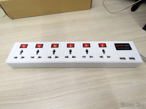 Filtro de Linha com 6 Tomadas Universais, 2 USB, e Interruptores Individuais, em funcionamento