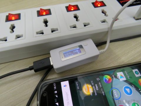 Filtro de Linha com 6 Tomadas Universais, 2 USB, e Interruptores Individuais 14 Teste de tensão e corrente na porta USB do Filtro de Linha com 6 Tomadas Universais, 2 USB, e Interruptores Individuais