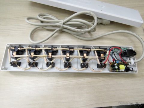 Por dentro do Filtro de Linha com 6 Tomadas Universais, 2 USB, e Interruptores Individuais