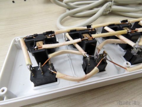 Por dentro do Filtro de Linha com 6 Tomadas Universais, 2 USB, e Interruptores Individuais