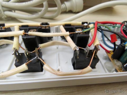 Por dentro do Filtro de Linha com 6 Tomadas Universais, 2 USB, e Interruptores Individuais