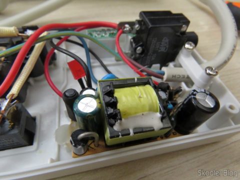 Por dentro do Filtro de Linha com 6 Tomadas Universais, 2 USB, e Interruptores Individuais
