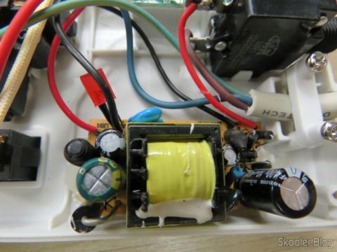 Por dentro do Filtro de Linha com 6 Tomadas Universais, 2 USB, e Interruptores Individuais