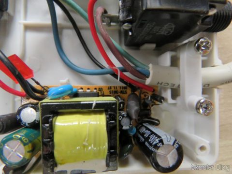 Por dentro do Filtro de Linha com 6 Tomadas Universais, 2 USB, e Interruptores Individuais
