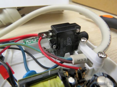 Por dentro do Filtro de Linha com 6 Tomadas Universais, 2 USB, e Interruptores Individuais