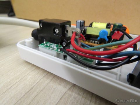 Por dentro do Filtro de Linha com 6 Tomadas Universais, 2 USB, e Interruptores Individuais