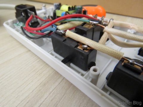 Por dentro do Filtro de Linha com 6 Tomadas Universais, 2 USB, e Interruptores Individuais