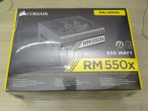 Fonte de Alimentação Totalmente Modular RMx Series™ RM550X — 550 Watt com certificação 80 PLUS® Gold, em sua embalagem