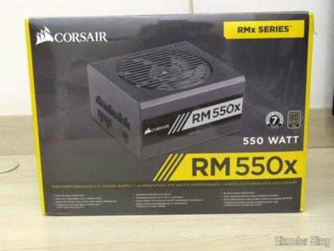 Fonte de Alimentação Totalmente Modular RMx Series™ RM550X — 550 Watt com certificação 80 PLUS® Gold, em sua embalagem