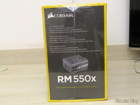 Fonte de Alimentação Totalmente Modular RMx Series™ RM550X — 550 Watt com certificação 80 PLUS® Gold, em sua embalagem