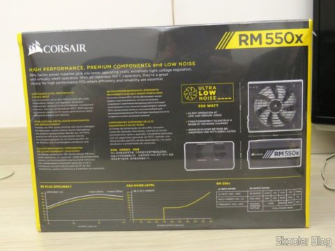 Fonte de Alimentação Totalmente Modular RMx Series™ RM550X — 550 Watt com certificação 80 PLUS® Gold, em sua embalagem
