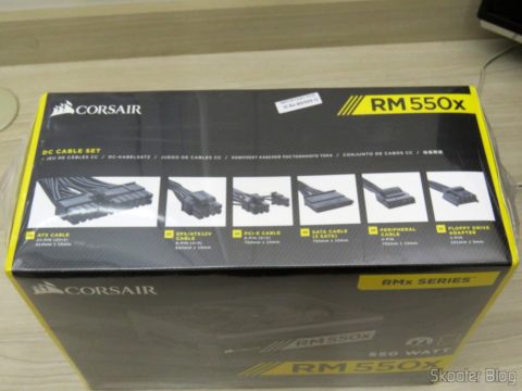 Fonte de Alimentação Totalmente Modular RMx Series™ RM550X — 550 Watt com certificação 80 PLUS® Gold, em sua embalagem