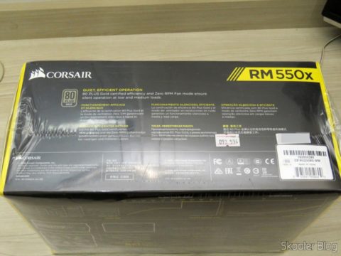 Fonte de Alimentação Totalmente Modular RMx Series™ RM550X — 550 Watt com certificação 80 PLUS® Gold, em sua embalagem