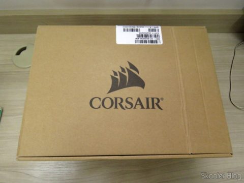 Fonte de Alimentação Totalmente Modular RMx Series™ RM550X — 550 Watt com certificação 80 PLUS® Gold, em sua embalagem