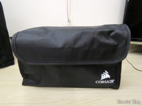 Bolsa com os cabos da Fonte de Alimentação Totalmente Modular RMx Series™ RM550X — 550 Watt com certificação 80 PLUS® Gold