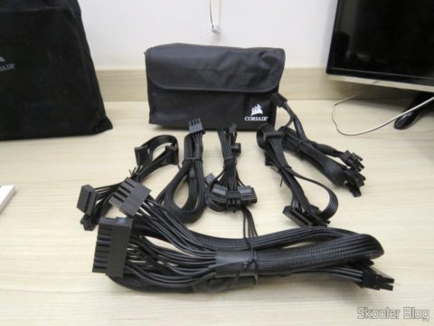 Bolsa e cabos da Fonte de Alimentação Totalmente Modular RMx Series™ RM550X — 550 Watt com certificação 80 PLUS® Gold