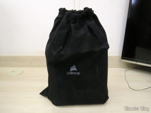 Bolsa com a Fonte de Alimentação Totalmente Modular RMx Series™ RM550X — 550 Watt com certificação 80 PLUS® Gold