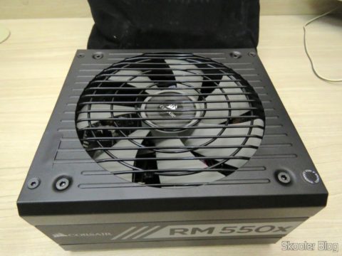 Fonte de Alimentação Totalmente Modular RMx Series™ RM550X — 550 Watt com certificação 80 PLUS® Gold