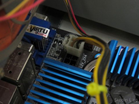 Plug de 4 pinos da Fonte Mtek no conector de 8 pinos da placa-mãe
