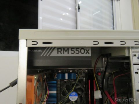 Fonte de Alimentação Totalmente Modular RMx Series™ RM550X, instalada