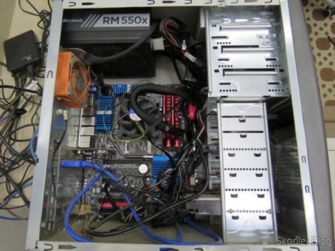 Fonte de Alimentação Totalmente Modular RMx Series™ RM550X, instalada