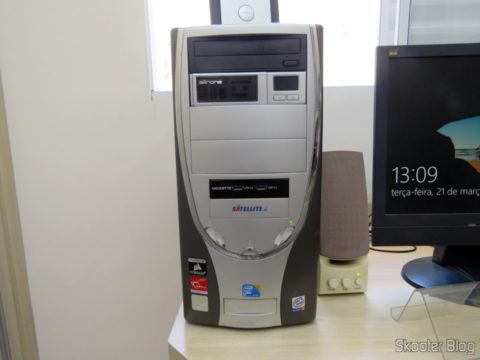 Colando o selinho da Corsair no gabinete para finalizar