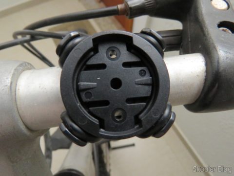 Suporte que acompanha o iGPSPORT iGS20E instalado na bicicleta