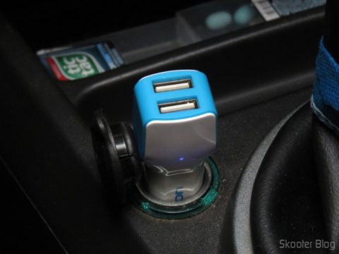 Carregador Veícular Vention 2.4A com 2 Portas USB, conectado na tomada do veículo