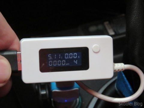 Teste do Carregador Veícular Vention 2.4A com 2 Portas USB: tensão e corrente ao carregar o Moto Z Play