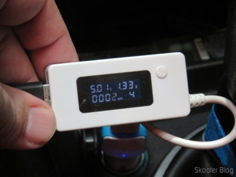 Teste do Carregador Veícular Vention 2.4A com 2 Portas USB: tensão e corrente ao carregar o Moto Z Play
