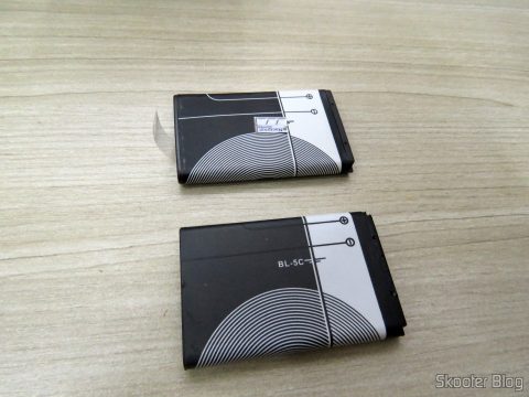 Uma das 2 Baterias BL-5C 1020mAh, ao lado da bateria que veio com o carrinho