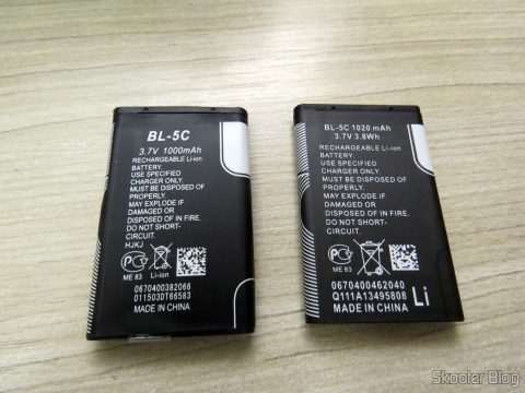 Uma das 2 Baterias BL-5C 1020mAh, ao lado da bateria que veio com o carrinho