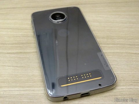 Capa Transparente para Motorola Moto Z Play Nillkin Nature TPU 0,6mm, em sua embalagem, instalada no Moto Z Play
