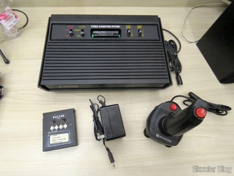 Atari 2600 com cartucho Dactar com 4 jogos, fonte de alimentação e joystick de Dynavision