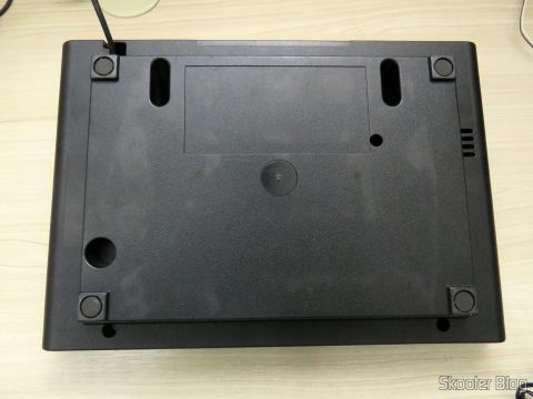 Os pés de borracha do Atari 2600 estão bem gastos, chegando no nível do plástico