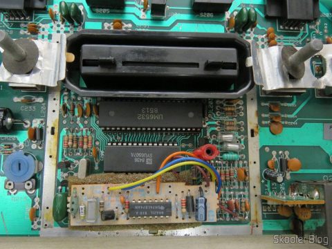 A plaquinha de transcodificação para PAL-M da Polyvox, colada em cima do TIA