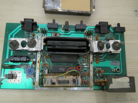 A plaquinha de transcodificação para PAL-M da Polyvox, colada em cima do TIA