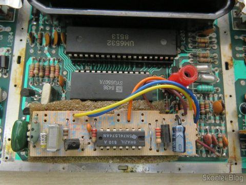 A plaquinha de transcodificação para PAL-M da Polyvox, colada em cima do TIA