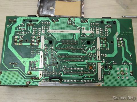 Parte de baixo da placa do Atari 2600, sem a proteção