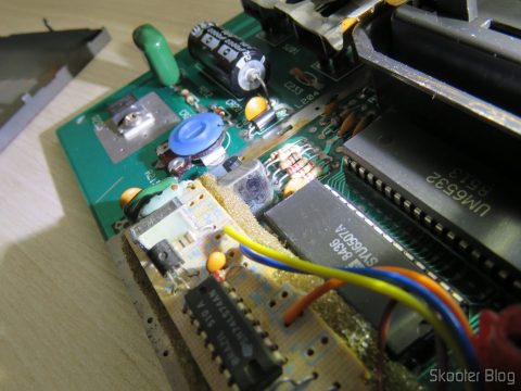 Pontos de solda da plaquinha de PAL-M da Polyvox na placa do Atari 2600.