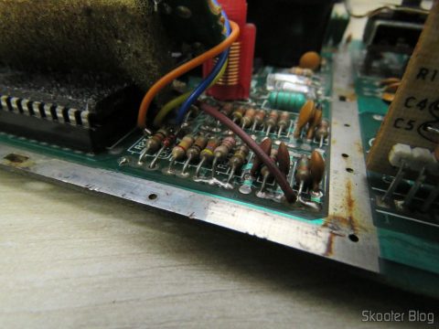 Pontos de solda da plaquinha de PAL-M da Polyvox na placa do Atari 2600.