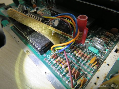 Pontos de solda da plaquinha de PAL-M da Polyvox na placa do Atari 2600.